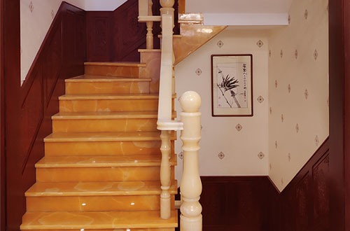 溧水中式别墅室内汉白玉石楼梯的定制安装装饰效果